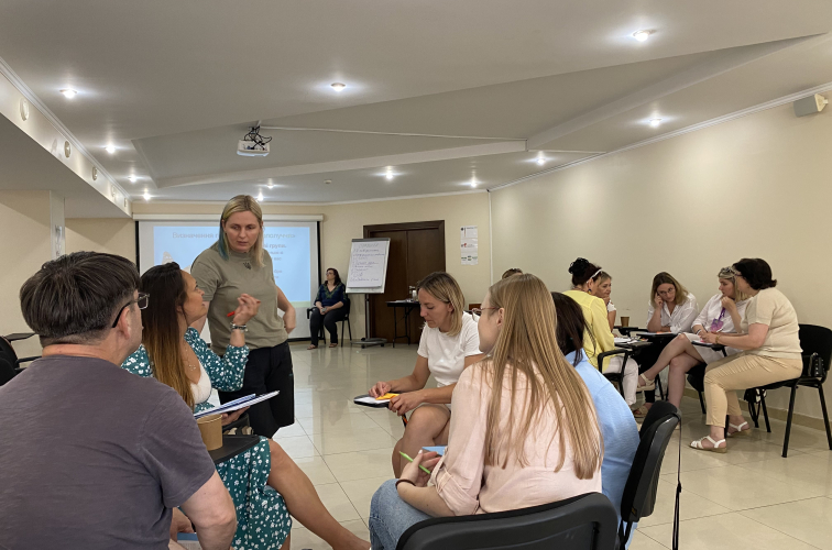 В чому полягають принципи надання психосоціальної допомоги в умовах надзвичайних ситуацій та криз?